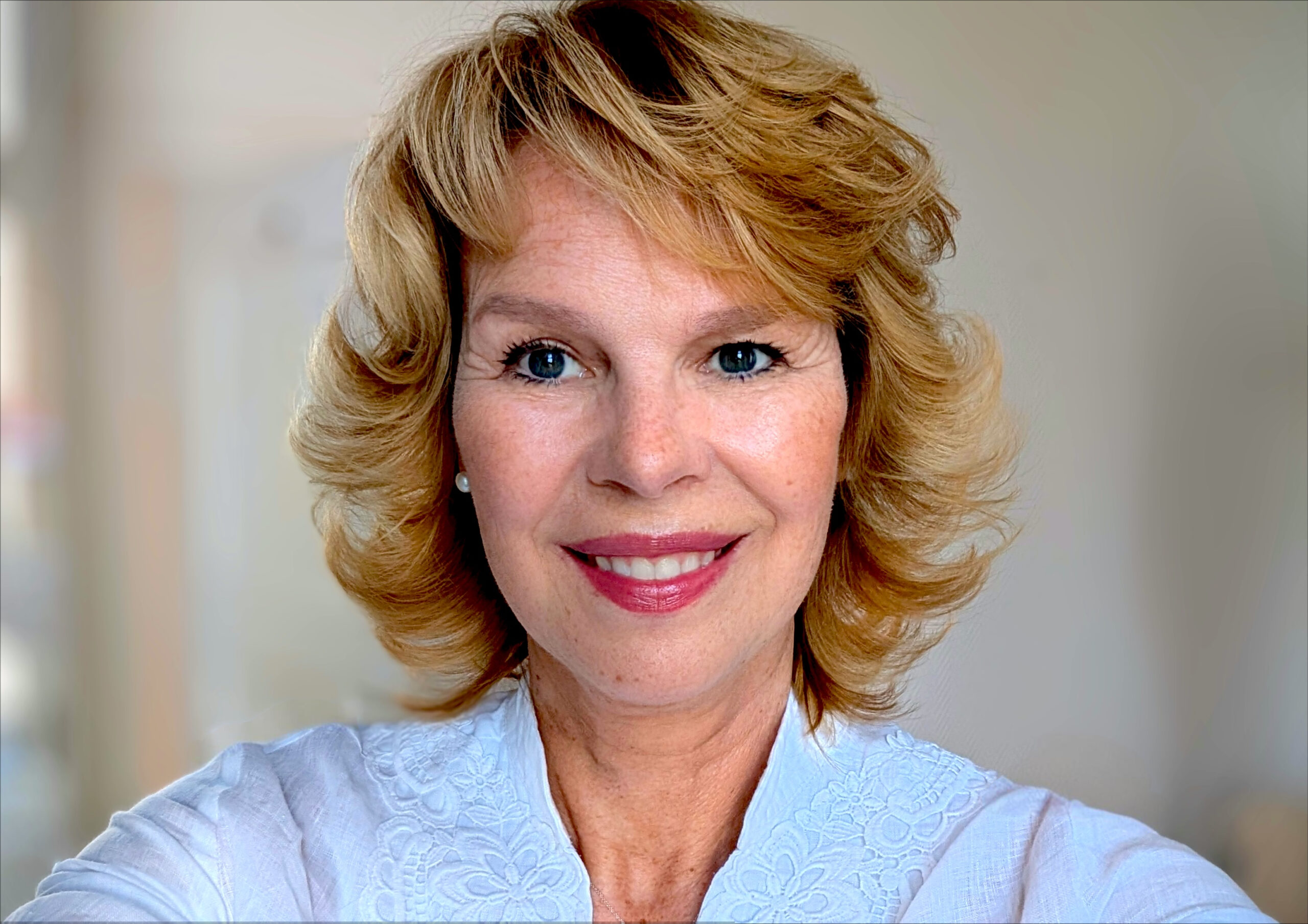 Angela Henkel Kontakt Portrait Bluse